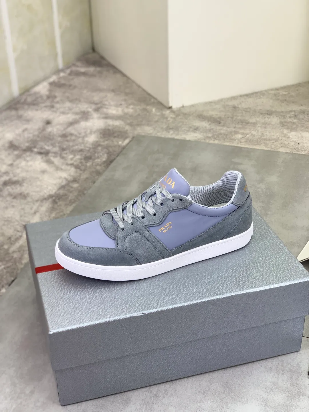 Men's shoes 💰P560💰[New model] The top version is available on the official website, 🆘 The trendy brand (Prada) mainly promotes the popular model, avant-garde and versatile fashionable men's shoes, private version mold opening, cowhide surface splicing 1:1.. Stylish and simple, original imported cowhide lining cowhide feet; the atmosphere and personality are more fashionable, eye-catching and pursuing class. It will subvert the old idea and be a must-have for fashionistas with you! Must keep it for yourself! Tall and comfortable, large and low, high-end quality workmanship. Official website’s new high-end outsole. Size: 38-45. Multiple colors available.